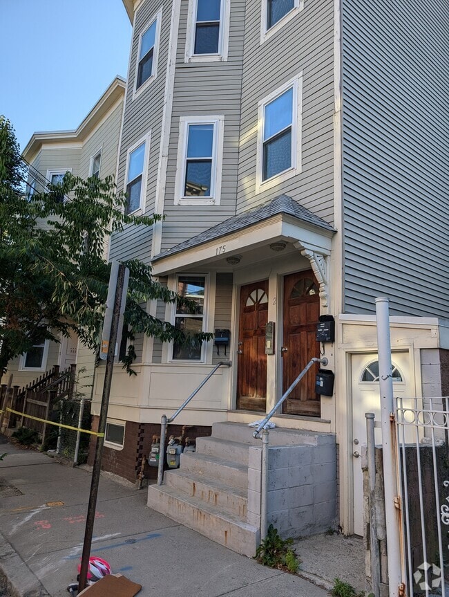 Building Photo - 175 Elm St