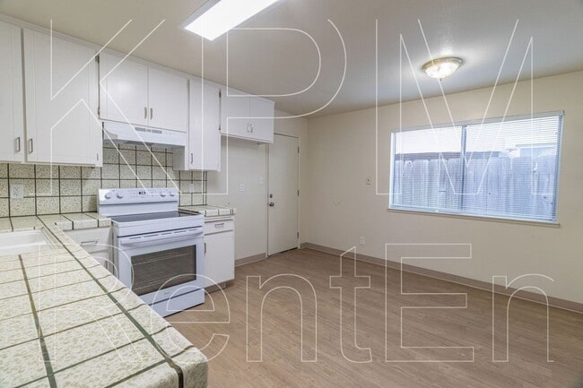 Building Photo - 1803 Westmora Ave