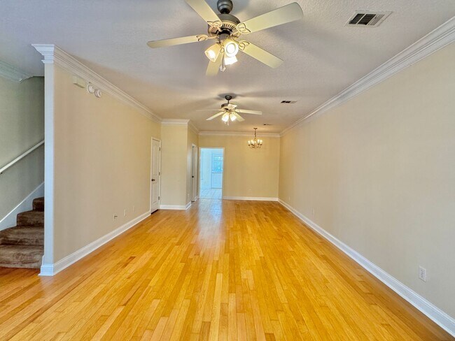 Foto del edificio - AVAILABLE MID-APRIL 2026!