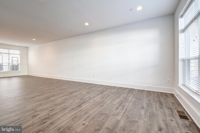 Building Photo - 11414 Emerald Park Rd