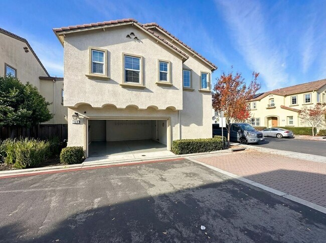 Foto del edificio - Beautiful 3BD Home in Hayward – Over 2,200 Sq Ft of Comfortable Living