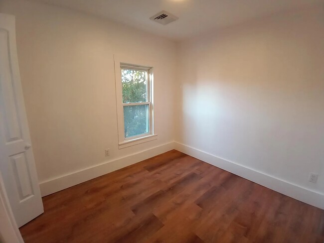 Building Photo - 408 Pleasant St