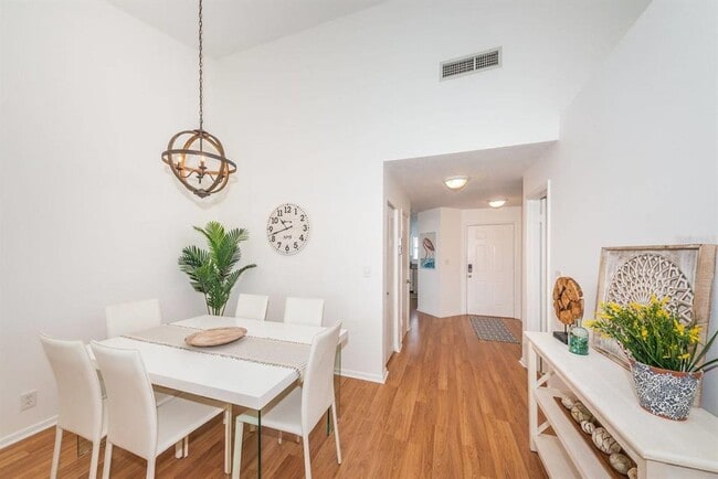 Building Photo - 6059 Bahia Del Mar Blvd S