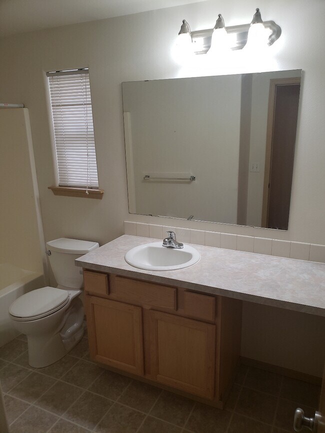 Building Photo - 4538-4520 20th Way NE
