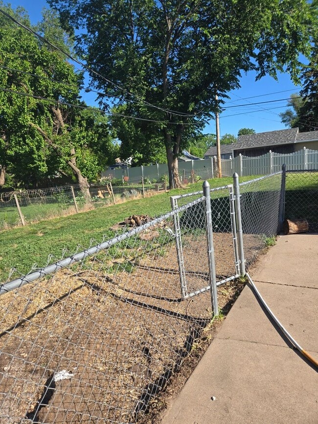 Building Photo - 2 Bedroom Home with Fenced Yard & Updated Flooring in Kitchen/Bath