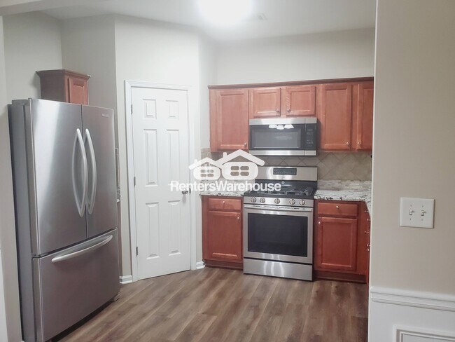 Building Photo - 2089 Lakeshore Overlook Dr