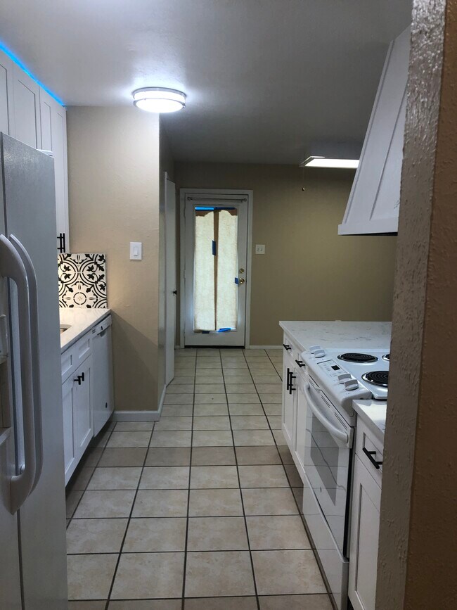 New Kitchen Cabinets & Quartz counter tops - 749 Leading Lane Cir