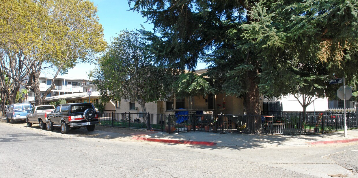 Foto del edificio - 6840 Vesper Ave