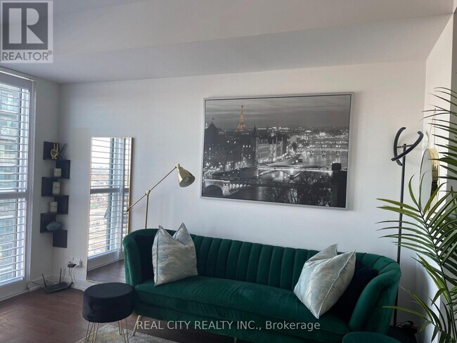 Photo du bâtiment - 2212 Lake Shore Blvd W