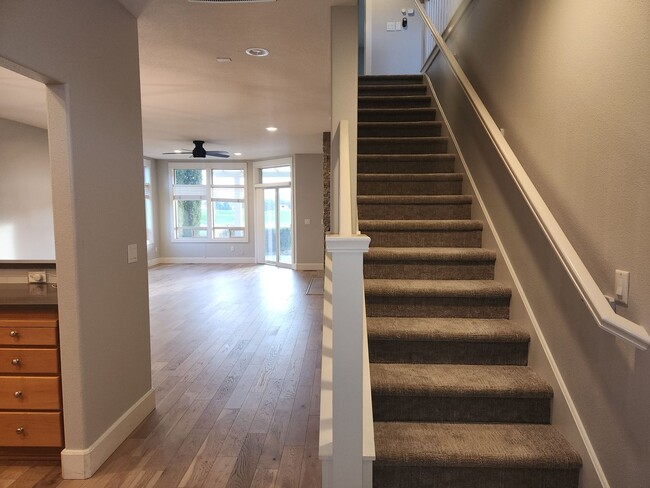 Building Photo - Stunning Condo Overlooking Golf Course and...