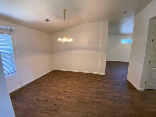 Foto del edificio - SW Visalia Home coming soon!!