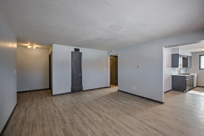 Foto del edificio - 121st and Dodge Expressway - freshly remod...