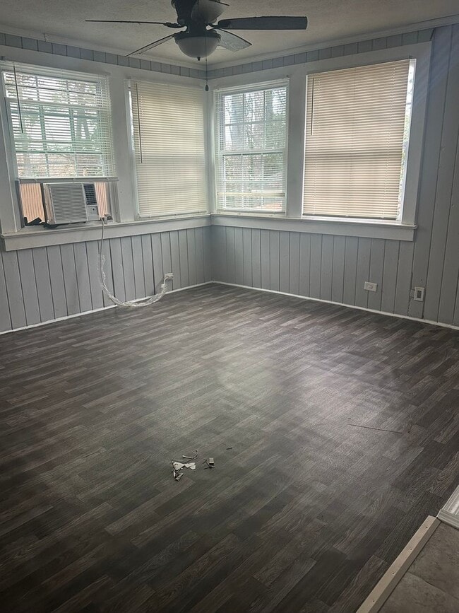 Building Photo - Remolded 2 bedroom 1 bath over a huge 2 car garage