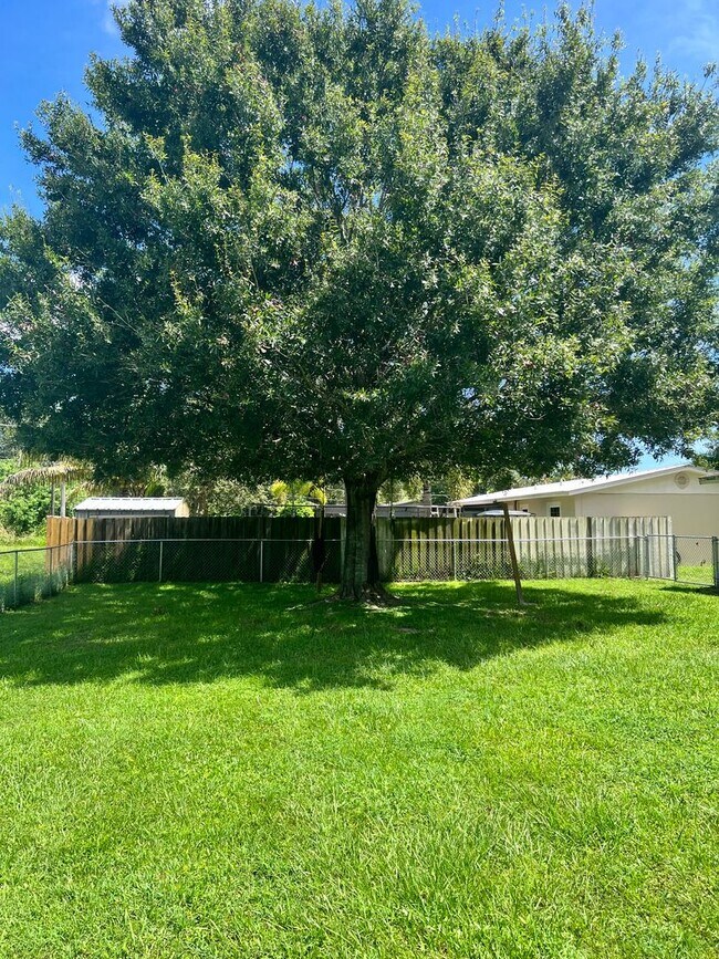 Foto del edificio - 3 BEDROOM, 2 BATH HOME IN THE HEART FORT P...