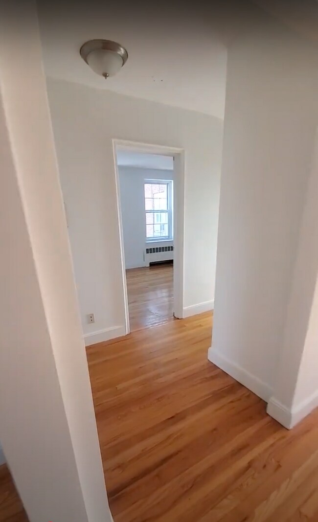 Building Photo - Sunny, Great Value Brookline 2-Bed; Heat/H...