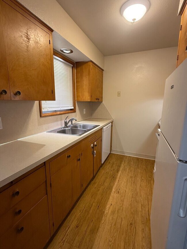 Building Photo - 1/2 off 1st month's Rent!  Charming Two Bedroom !!
