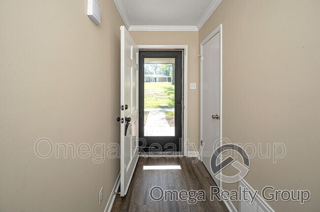 Building Photo - 1913 Forest Oaks Dr W