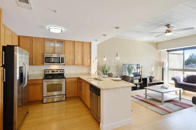 Building Photo - 563 Memorial Dr SE