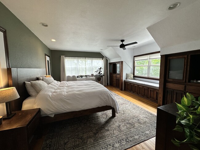 Main Bedroom - 140 NW Maywood Dr