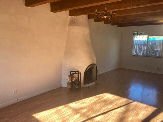 Building Photo - 406 Griffin Unit A - Less than a mile from...
