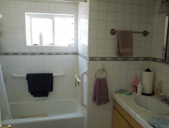 Full Bath with tiles, window - 2611 W 155th St