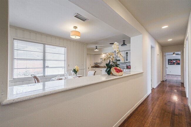 Foto del edificio - 2601 Briarhurst Dr