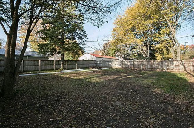 Building Photo - 3 Bedroom 1 Bath House with Fenced in Yard...