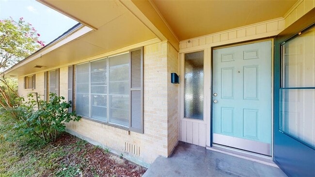 Building Photo - 203 W Brookside Dr