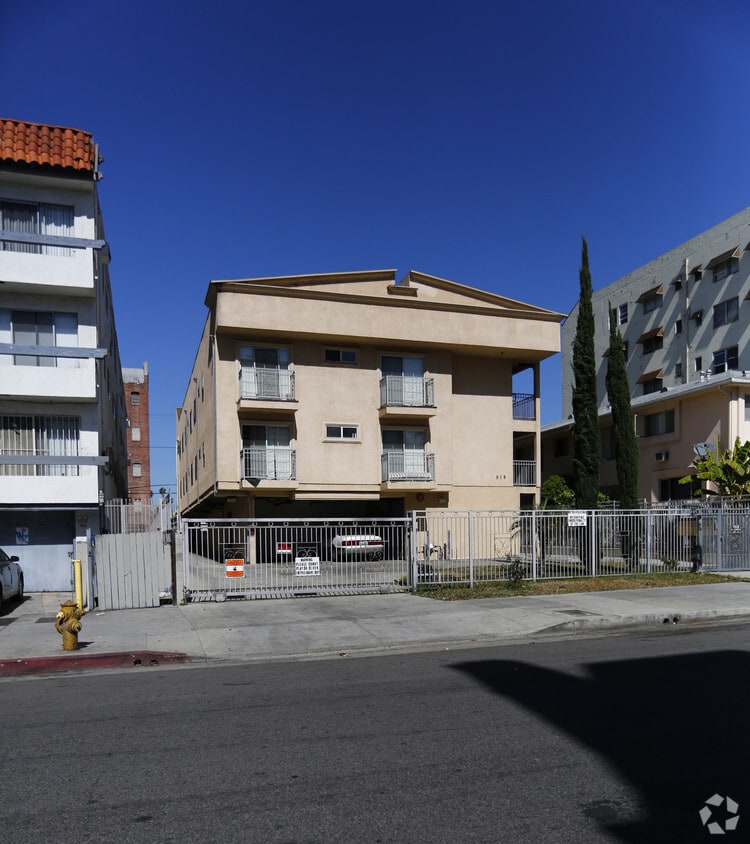 Building Photo - 519 S Serrano Ave