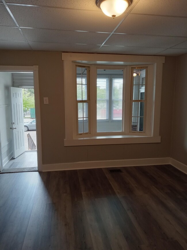 Building Photo - 211 E 13th St