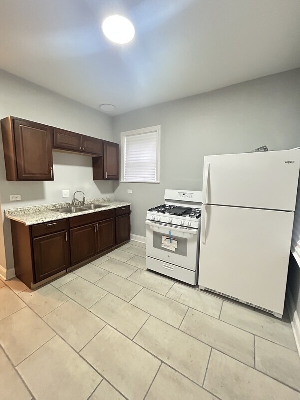 Foto del edificio - 1852 W 58th St