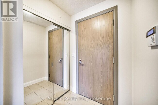 Photo du bâtiment - 18-718 Uptown Dr