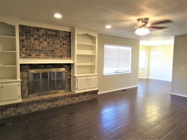 Building Photo - Beautiful home in Mustang! - Must see!