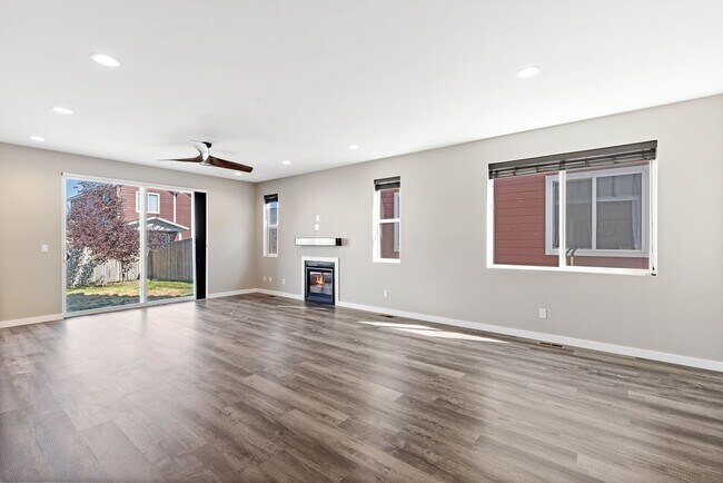 Foto del edificio - Spacious modern home with fenced backyard