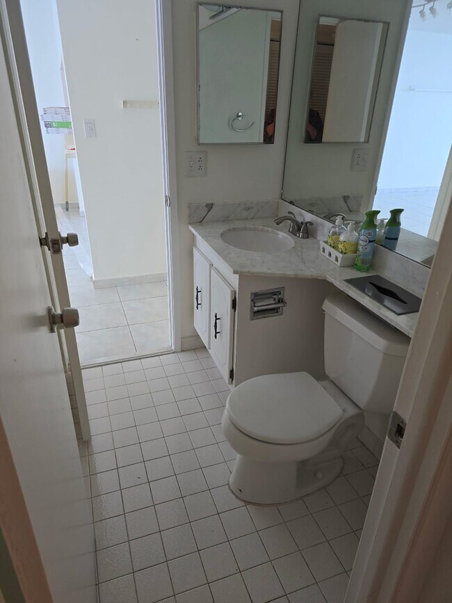 Foto del edificio - 600 NE 36th St