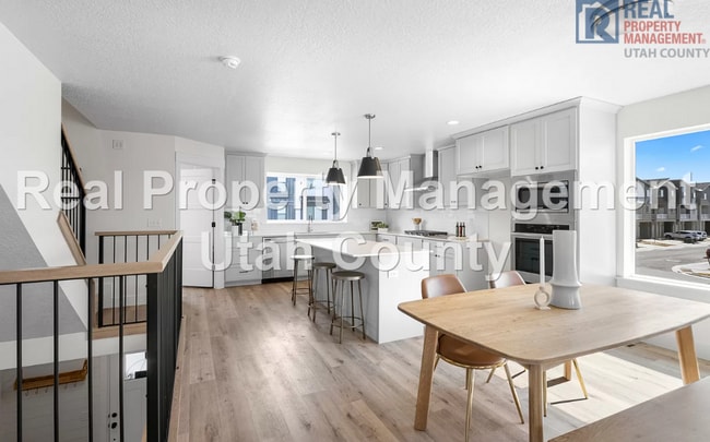 Building Photo - Newer Townhouse in American Fork