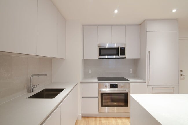 Building Photo - 3495 Rue de la Montagne