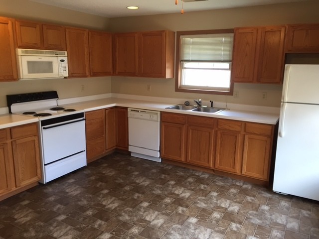 Foto del edificio - 5010 Charm Ridge Dr