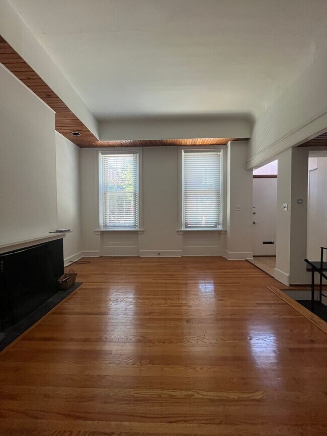 Foto del edificio - Stunning Bi-Level One Bedroom Apartment in...