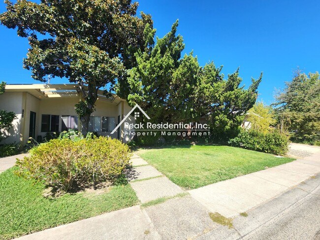 Building Photo - Spacious Arden Area 3bd/2ba Duplex with Ga...