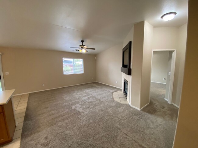 Building Photo - Charming 3 Bed, 2 Bath in NW available now!