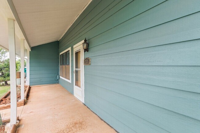 Building Photo - Charming Updated Gem Near Quail Springs!