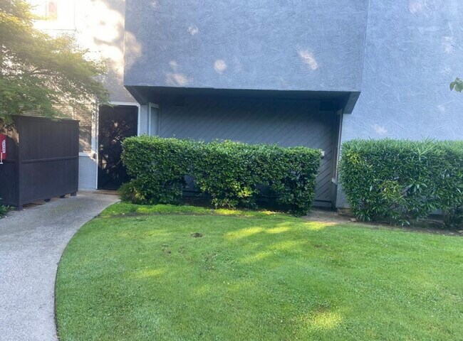 Building Photo - 325 Standiford Ave