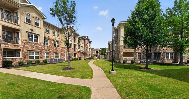 Foto del edificio - Gardens of Denton Apartments