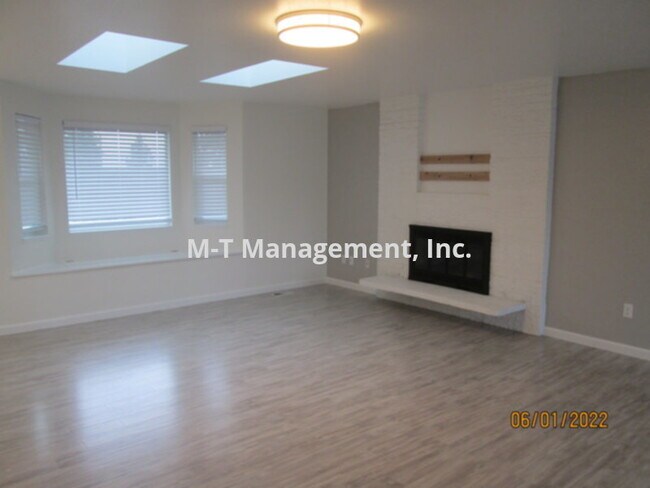 Building Photo - NW 4 BR/3 BATH SPLIT ENTRY HOUSE + 3 CAR G...