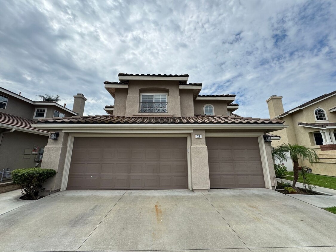 Foto principal - Immaculate 4Bd/2.5Ba Spacious Home with NE...