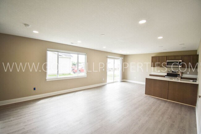 Foto del edificio - 3 Bedroom Townhome with a 2-car garage