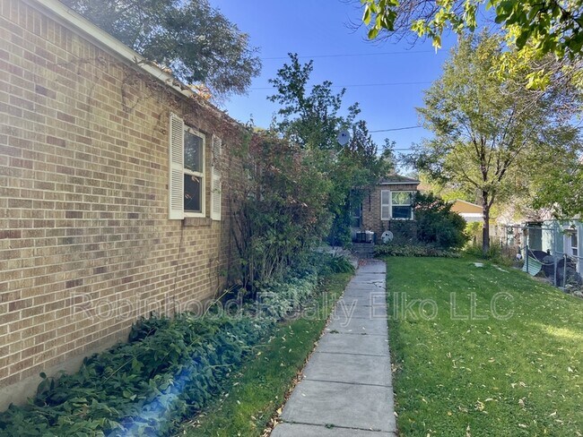 Building Photo - 369 Maple St