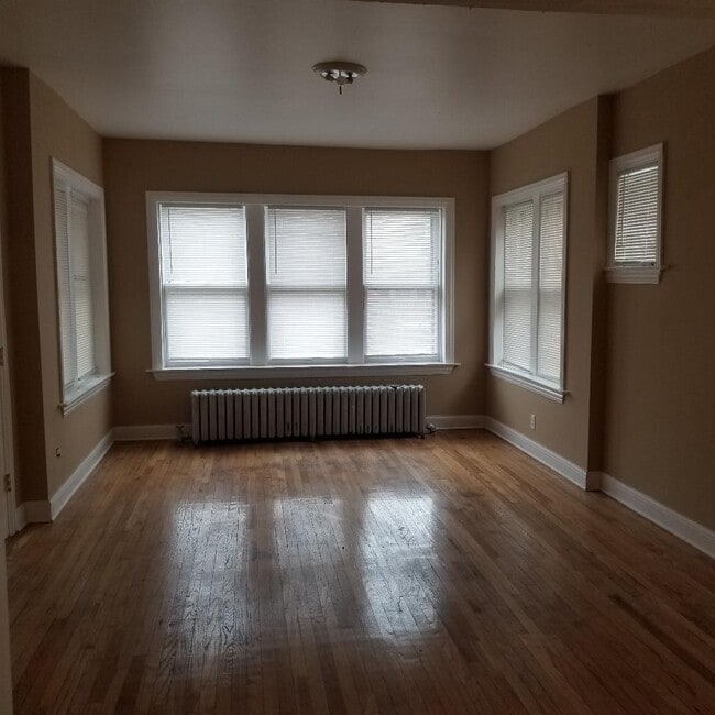 Building Photo - 638 E 92nd St