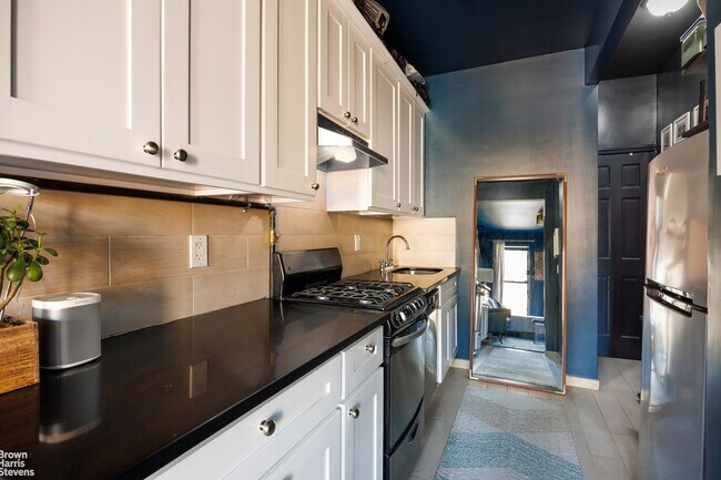 Building Photo - Spacious Park Slope Studio